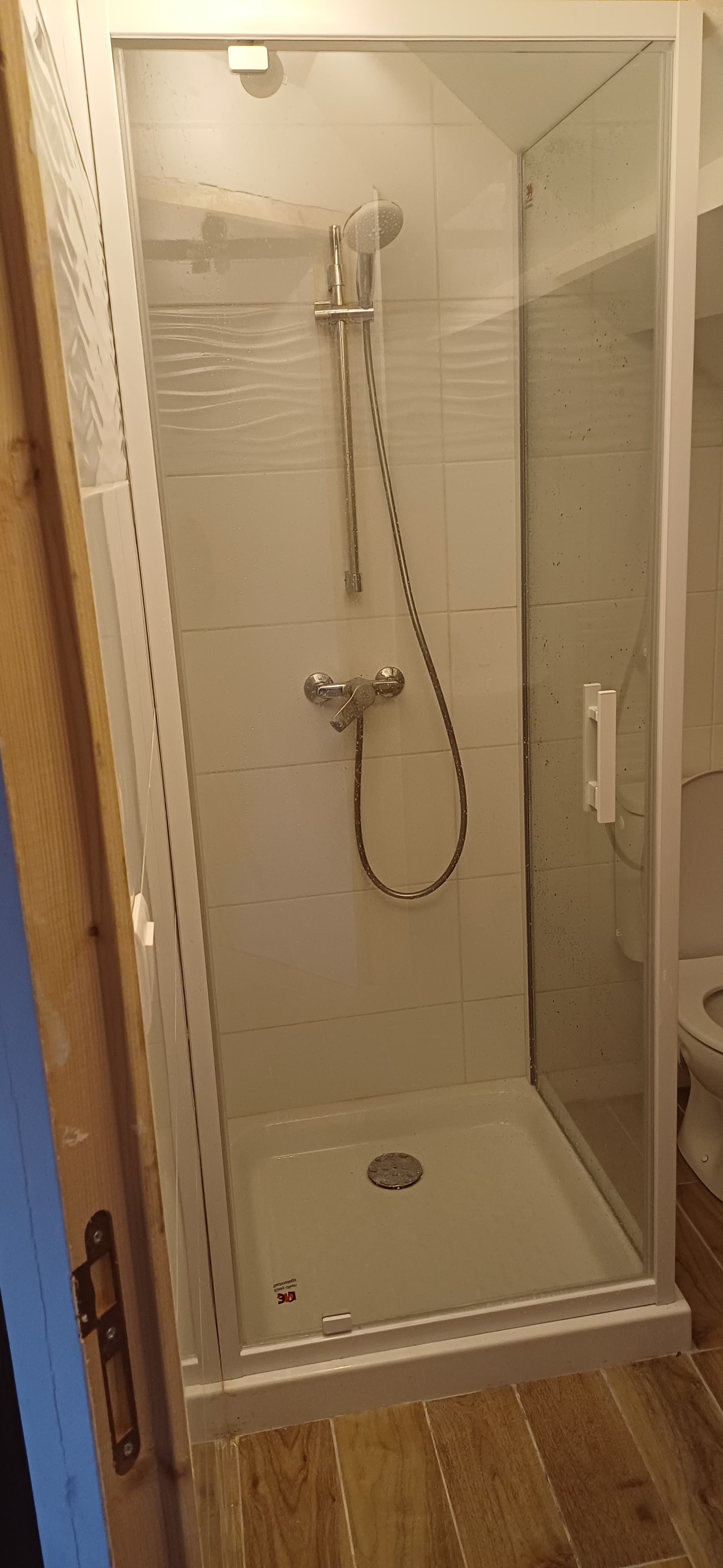 Une douche qui manque de puissance ? 🚿 Cela peut provenir de plusieurs causes :