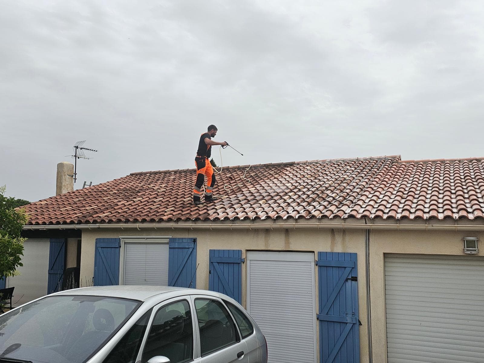 Réparer terrasse abîmée : quand faire appel charpentier
